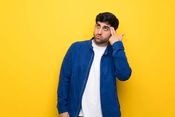 Mann Mit Blauer Jacke Über Gelber Wand Mit Problemen Bei — Stockfoto