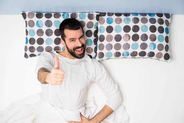 Hombre Cama Vista Superior Con Los Pulgares Hacia Arriba Porque —  Fotos de Stock