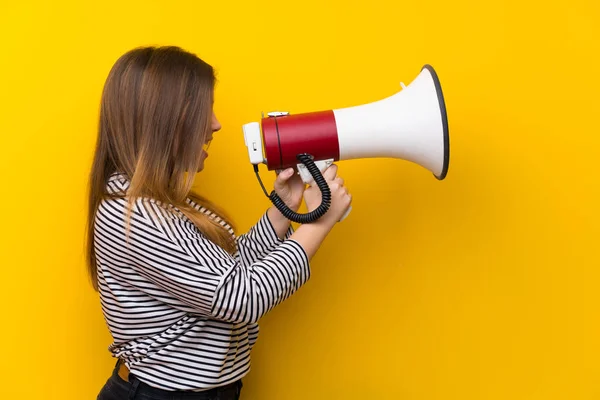 Jeune Fille Sur Mur Jaune Criant Travers Mégaphone — Photo