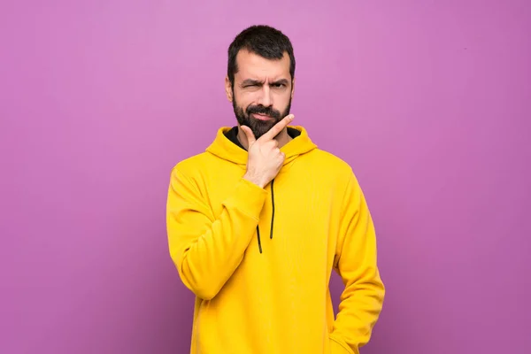 Hombre Guapo Con Sudadera Amarilla Pensando —  Fotos de Stock