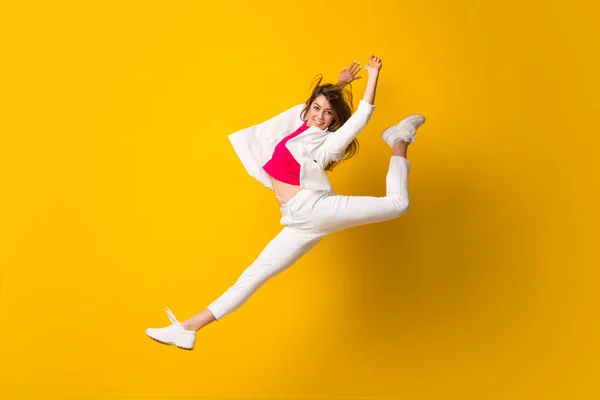 Mujer Joven Saltando Sobre Pared Amarilla Aislada —  Fotos de Stock