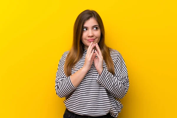 Sarı Duvarın Ardında Bir Şeyler Planlayan Genç Bir Kız — Stok fotoğraf