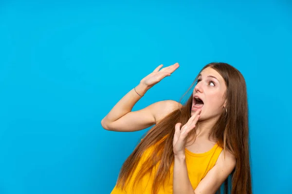 Jonge Vrouw Met Lang Haar Geïsoleerde Blauwe Muur Nerveus Bang — Stockfoto