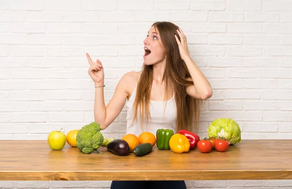 Mladá Žena Mnoha Zeleninou Překvapená Ukazující Prstem Stranu — Stock fotografie