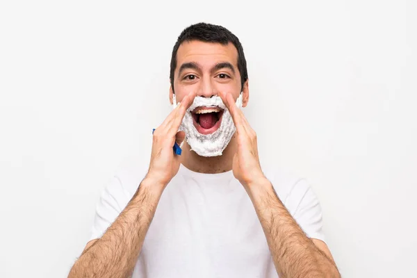 Uomo Radersi Barba Sfondo Bianco Isolato Gridando Annunciando Qualcosa — Foto Stock