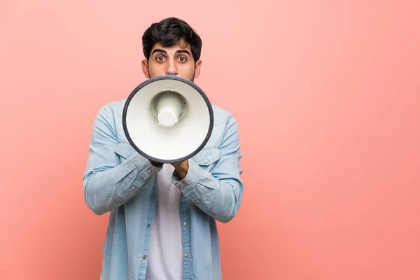 Jonge Man Roze Muur Schreeuwen Door Een Megafoon — Stockfoto