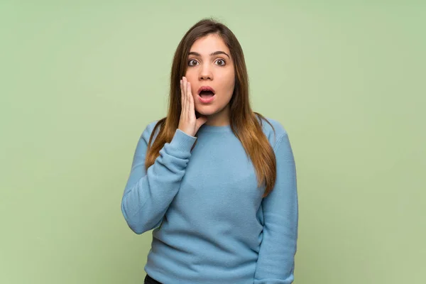 Young Girl Green Wall Surprise Shocked Facial Expression — 스톡 사진