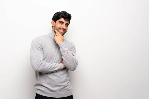 Jeune Homme Sur Mur Blanc Isolé Regardant Sur Côté — Photo