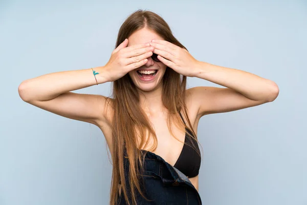 Jovem Mulher Biquíni Férias Verão Cobrindo Olhos Por Mãos — Fotografia de Stock