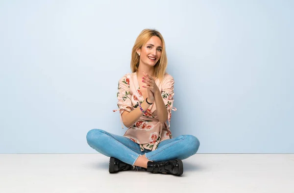 Young Blonde Woman Sitting Floor Applauding Presentation Conference — 스톡 사진