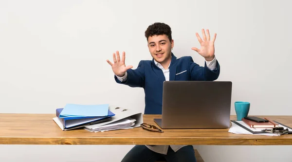 Homem Negócios Escritório Contando Dez Com Dedos — Fotografia de Stock