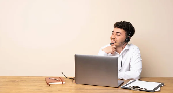 Hombre Telemarketer Mirando Lado — Foto de Stock