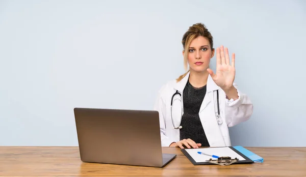 Ξανθιά Γιατρός Γυναίκα Κάνει Στάση Χειρονομία — Φωτογραφία Αρχείου