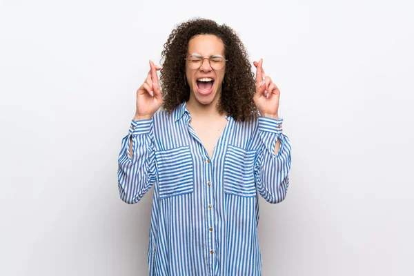 Mulher Dominicana Com Camisa Listrada Com Dedos Cruzando Desejando Melhor — Fotografia de Stock