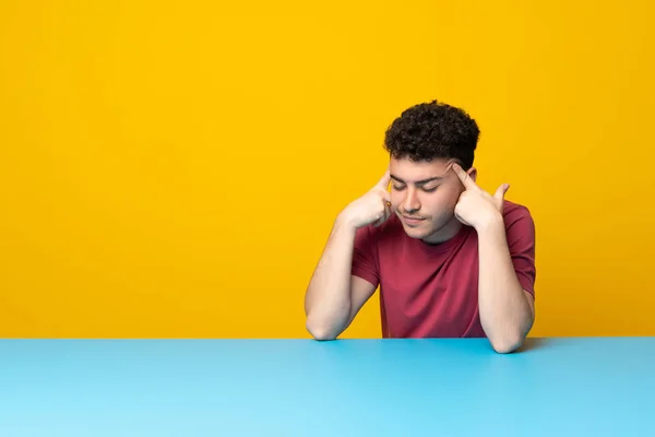 Jongeman Met Kleurrijke Muur Tafel Met Twijfels Denken — Stockfoto