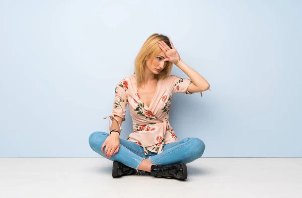 Mujer Rubia Joven Sentada Suelo Con Expresión Cansada Enferma —  Fotos de Stock