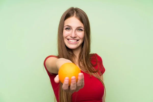 Jeune Femme Aux Cheveux Longs Tenant Une Orange — Photo