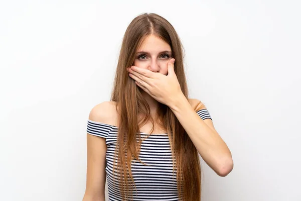 Młoda Kobieta Długimi Włosami Odizolowanej Białej Ścianie Pokrywającej Usta Dłońmi — Zdjęcie stockowe