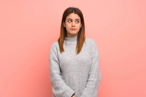 Jovem Mulher Sobre Parede Rosa Fazendo Dúvidas Gesto Olhando Lado — Fotografia de Stock