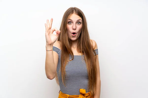 Jonge Vrouw Met Lang Haar Geïsoleerde Witte Muur Verrast Vertonen — Stockfoto