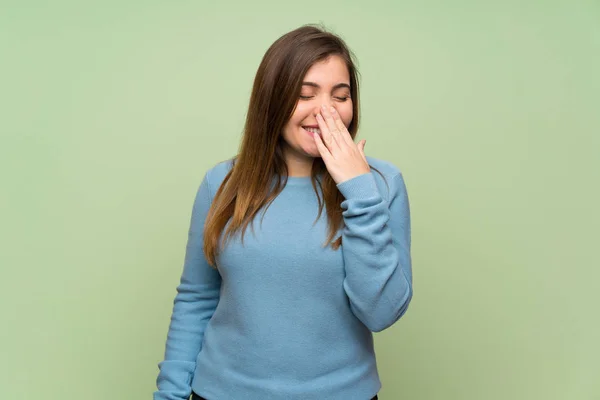 Young Girl Green Wall Smiling Lot — Stock Photo, Image