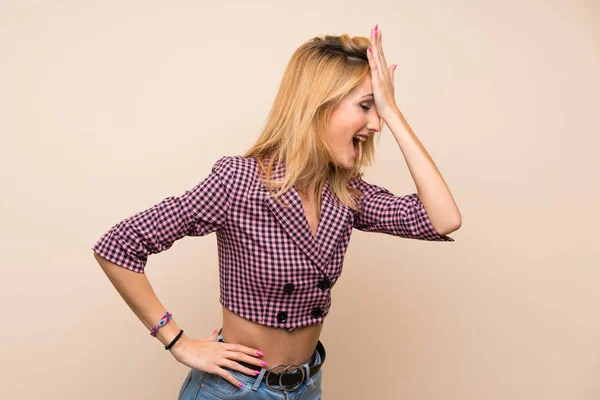 Jovem Loira Com Jaqueta Rosa Sobre Parede Isolada Percebeu Algo — Fotografia de Stock