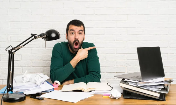 Student Überrascht Und Zeigt Auf Die Seite — Stockfoto