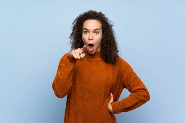 Mujer Dominicana Con Pelo Rizado Sorprendida Apuntando Frente —  Fotos de Stock