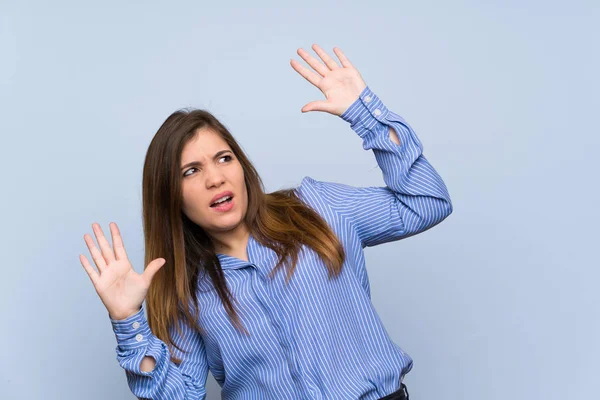 Junges Mädchen Über Isolierte Blaue Wand Nervös Und Verängstigt — Stockfoto