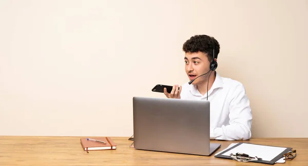 Telemarketer Adam Cep Telefonu Ile Bir Konuşma Tutmak — Stok fotoğraf