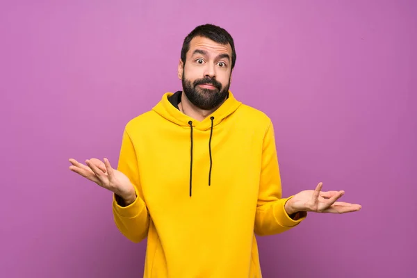 Hombre Guapo Con Sudadera Amarilla Haciendo Gesto Dudas —  Fotos de Stock