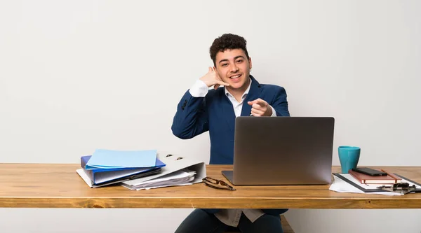 Hombre Negocios Una Oficina Haciendo Gesto Teléfono Apuntando Hacia Delante — Foto de Stock