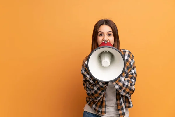 Jonge Vrouw Bruine Muur Schreeuwen Door Een Megafoon — Stockfoto