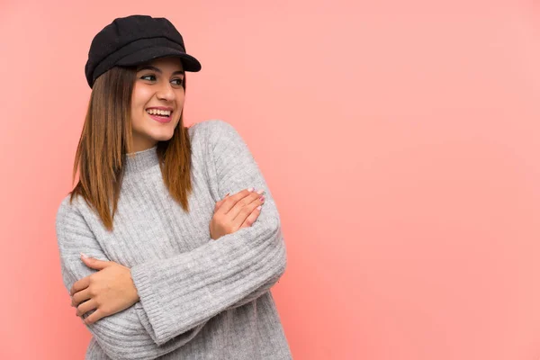 Mujer Moda Con Sombrero Sobre Pared Rosa Pie Mirando Lado —  Fotos de Stock