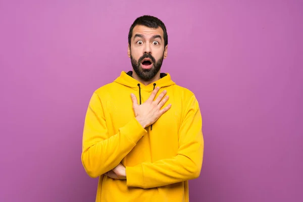 Knappe Man Met Gele Sweatshirt Verrast Geschokt Terwijl Zoek Naar — Stockfoto