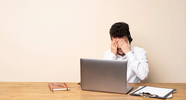 Telemarketer Man Tired Sick Expression — Stock Photo, Image