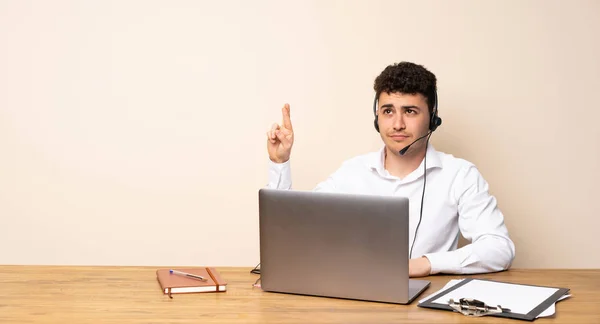 Telemarketer Man Fingers Crossing Wishing Best — Stock Photo, Image