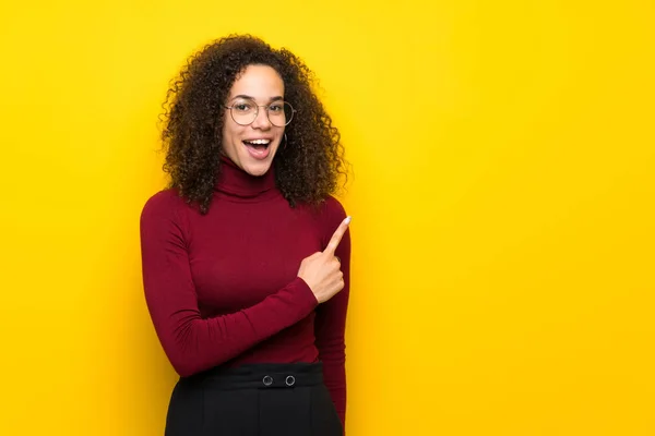 Mujer Dominicana Con Suéter Cuello Alto Apuntando Hacia Lado Para — Foto de Stock