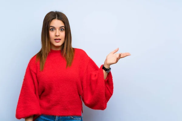 Mujer Joven Sobre Aislada Pared Azul Haciendo Gesto Dudas — Foto de Stock