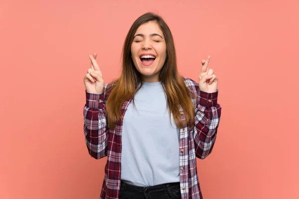 Jong Meisje Roze Muur Met Vingers Kruisen — Stockfoto