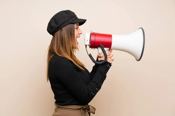 Mulher Moda Com Chapéu Gritando Através Megafone — Fotografia de Stock