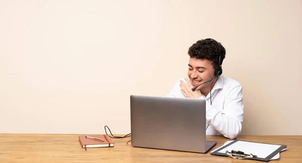 Hombre Telemarketer Sonriendo Mucho —  Fotos de Stock