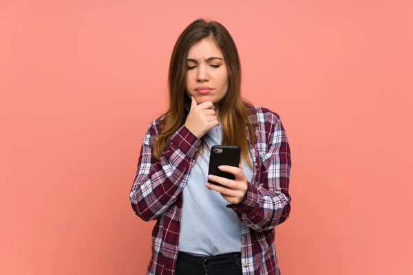 Junges Mädchen Über Rosa Wand Denkt Und Sendet Eine Botschaft — Stockfoto