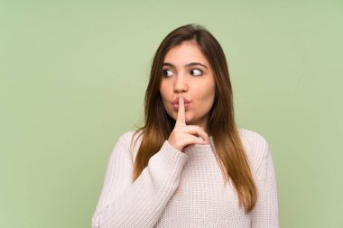 Sessizlik jest yapıyor beyaz kazaklı genç kız