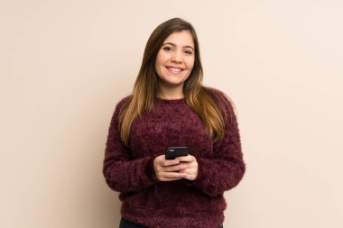 Genç kız cep telefonu ile mesaj gönderiyor