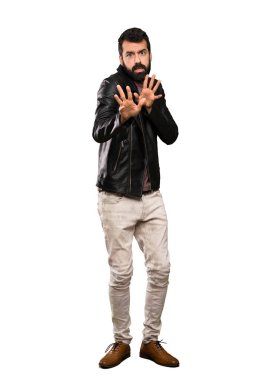 Sakal sinir ile yakışıklı adam izole beyaz arka plan üzerinde ön eller germe