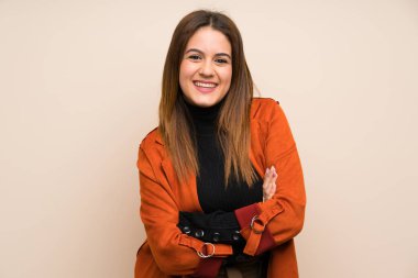 Ceket gülüyor genç kadın