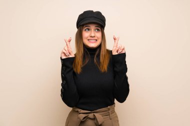 Parmak ile şapka ile moda kadın geçiş ve en iyi dilek