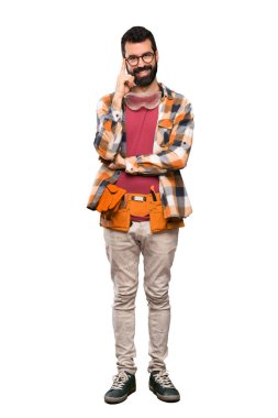 Gözlüklü ve izole beyaz arka plan üzerinde gülümseyen esnaf adam