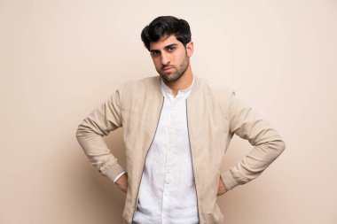 Yalıtılmış duvar kızgın genç adam